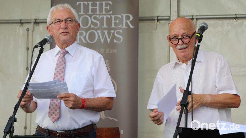 Stellvertretender Bürgermeister Kurt Koppmann und Mit-Organisator Ernst Bräutigam eröffneten das Musikspektakel im Spitalhof. Bild: Götz