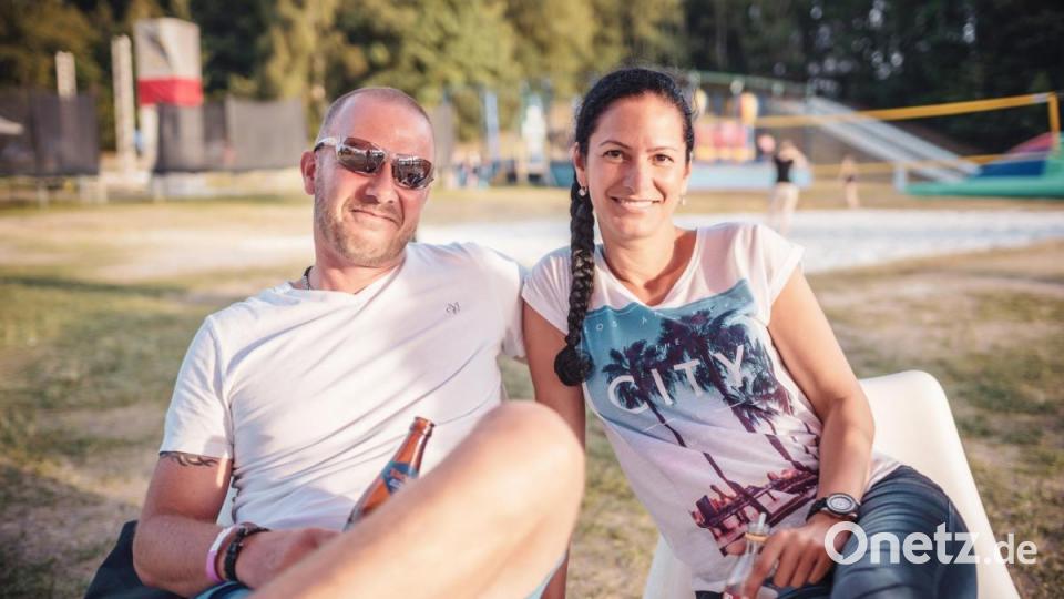 Rockige Riffs, kühle Cocktails und jede Menge Platz für heiße Tanzeinlagen. Hunderte Musikfans feiern beim Rock-Open-Air am Steinberger See. Bild: Michael Golinski