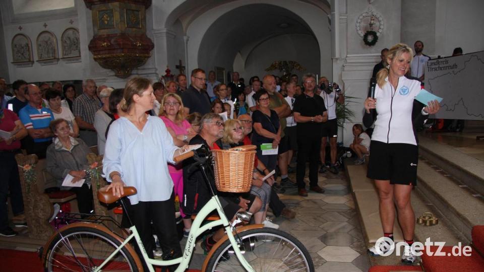 Monika Kainz (rechts) staunte nicht schlecht, als sich eine Rad-Wallfahrerin (Elvira Kastl, links) mit ihrem Zweirad in den Gottesdienst &quot;verirrte&quot;. Bild: wro
