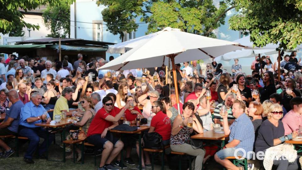 Im Schlosshof waren die Plätze bald Mangelware. Bild: Götz