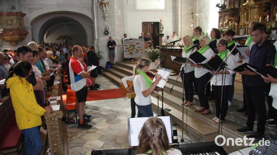 Begleitet wurde der Gottesdienst vom Singkreis &quot;Cantiamo&quot; unter der Leitung von Karin Gerolstein. Bild: wro