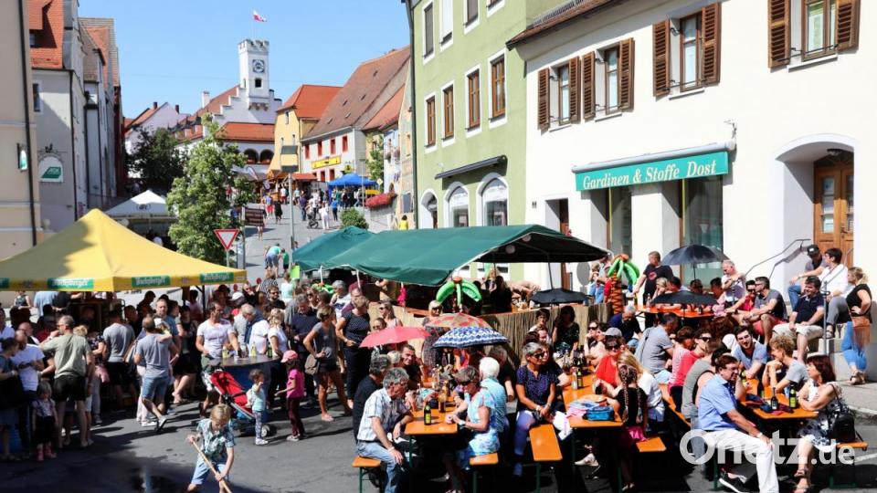 Die Spuren des Regens sind fast beseitigt, als die Band „Schmex“ am Sonntag das Programm auf der Bühne gleich hinter dem Mähntor eröffnet. Bei angenehmen Temperaturen strömen die Gäste in die Stadt. Bild: Gerhard Götz