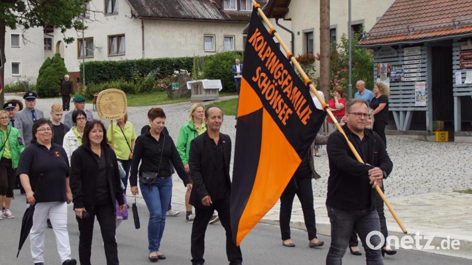 Die Kolpingsfamilie beim Kirchenzug. Bild: mmj