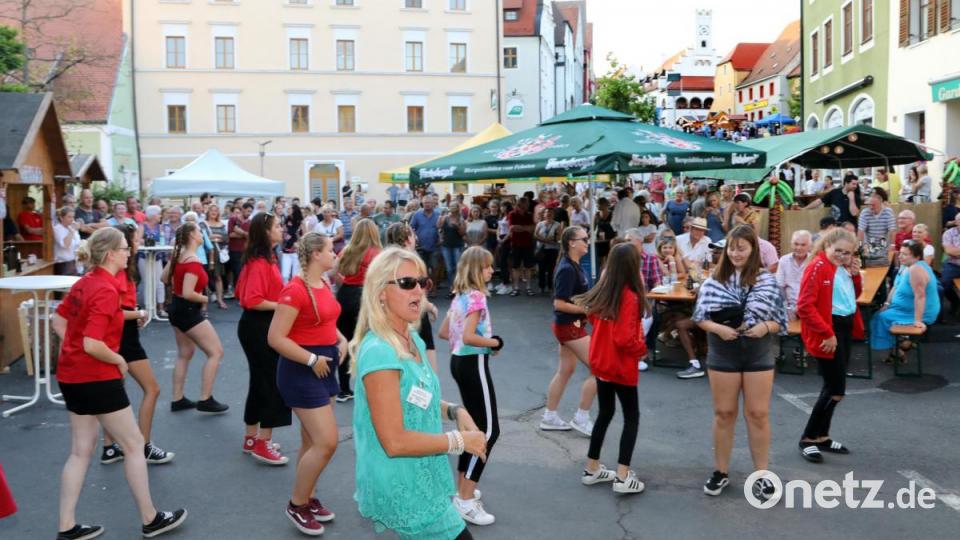 Organisatorin Heidi Eckl mischt beim Flash-Mob der Faschingsgesellschaft mit. Bild: Gerhard Götz