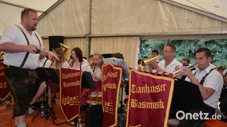 Zur Unterhaltung spielt die Blaskapelle aus Thanhausen auf. Bild: jr
