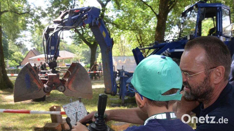 Kinderleicht: Riesenschaufeln eines Radladers lassen sich per Joystick beim THW mit den Fingern steuern. Bild: Kunz