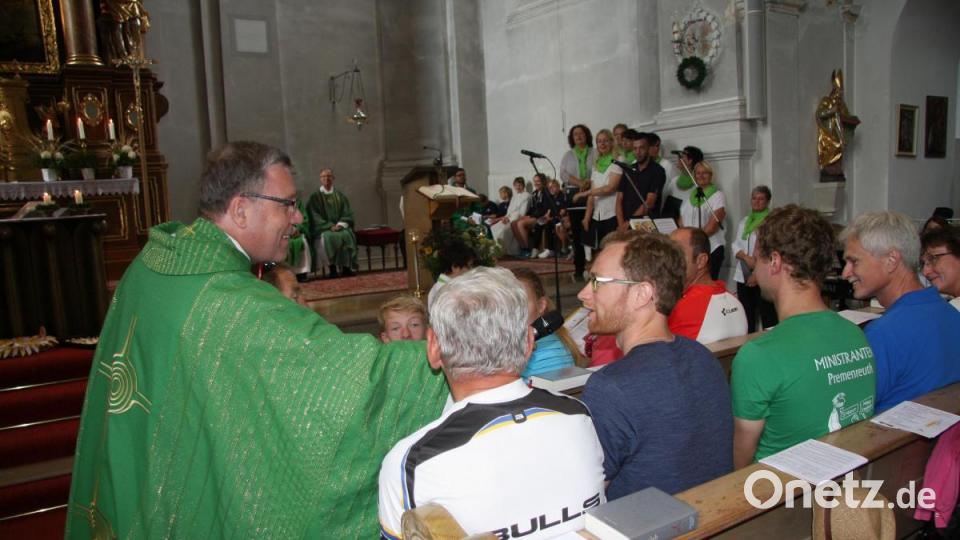 Während seiner Ansprache suchte Pfarrer Manfred Strigl regelmäßig auch den Dialog mit den Gottesdienstbesuchern in Radlerkleidung. Bild: wro