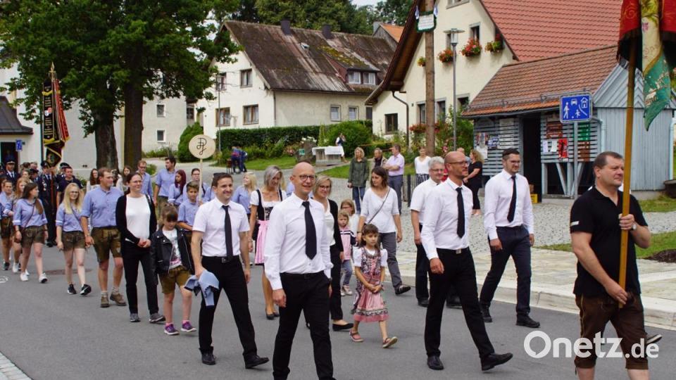 Die &quot;Altburschen&quot; und der Patenverein &quot;Dorfjugend Stadlern&quot; waren beim Kirchenzug ebenfalls dabei. Bild: mmj