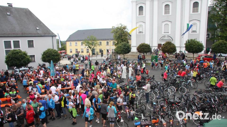 Höhepunkt der Rad-Wallfahrt war das Treffen am Kirchplatz, wo die Gläubigen und alle Fahrzeuge gesegnet wurden. Bild: wro