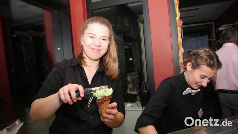 „Luigi, der Eisverkäufer“ hatte sein Team mitgebracht, das den Nachtisch verteilte. Bild: wro