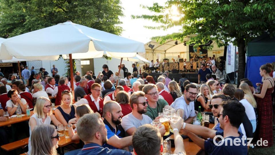Generationsübergreifend gute Laune herrscht beim Auftritt der „Oberpfälzer Blechapostel“ im Schlosshof. Bild: Gerhard Götz