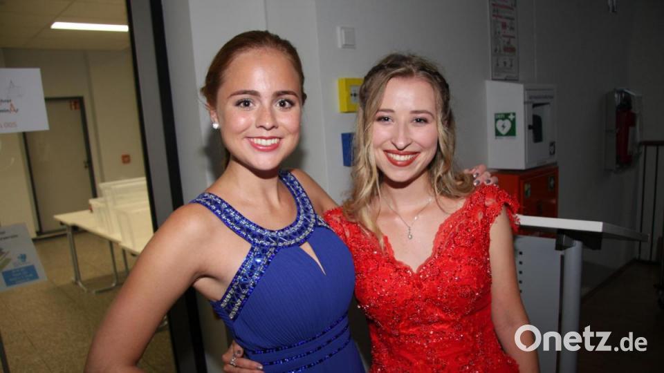 Die Zeugnis- und Preisverleihung wurde von Jessica Dittmar und Ina Hüttner (von links) charmant unterstützt. Bild: wro