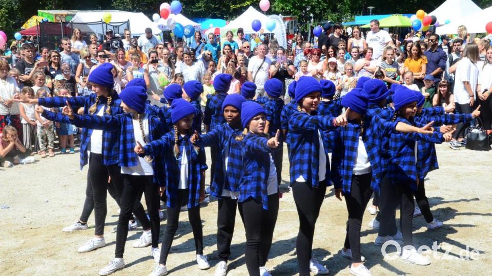 Die Dance Kids der SpVgg SV Weiden präsentieren sich in Blau. Bild: Kunz