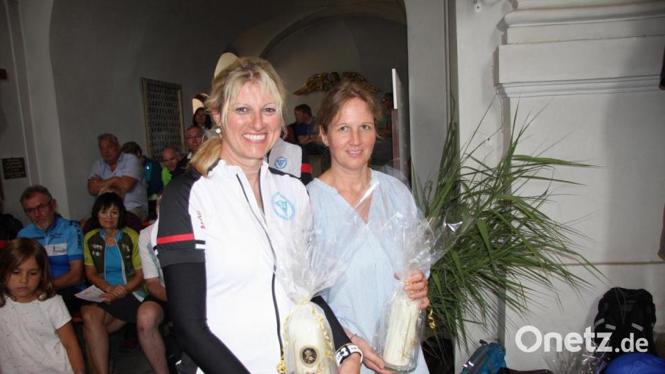 Für die vielen Mühen wurden Elvira Kastl und Monika Kainz (von rechts) mit Geschenken belohnt. Bild: wro