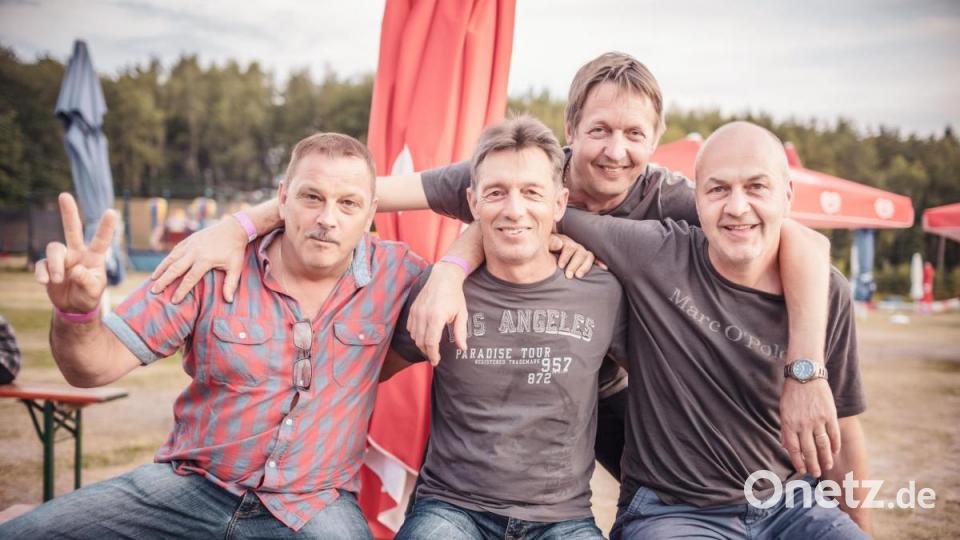 Rockige Riffs, kühle Cocktails und jede Menge Platz für heiße Tanzeinlagen. Hunderte Musikfans feiern beim Rock-Open-Air am Steinberger See. Bild: Michael Golinski