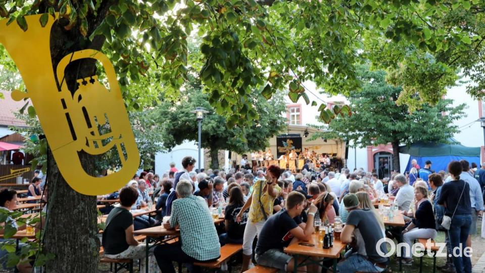 Die Blasmusik-Fans freuen sich über das &quot;Familientreffen&quot; im Nordbayerischen Musikbund. Bild: Gerhard Götz