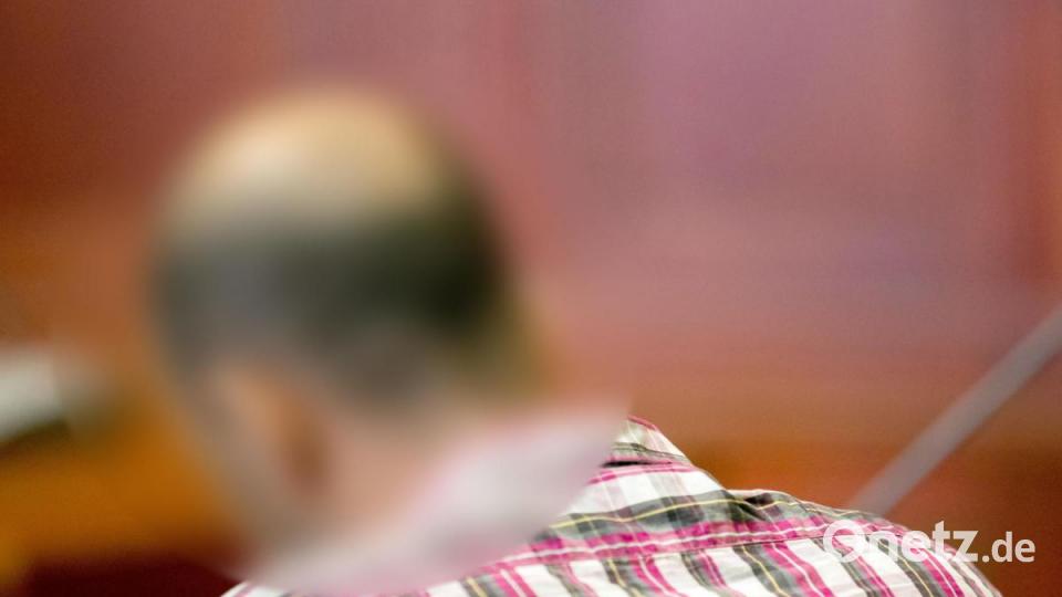 Der wegen Mordes angeklagte Marokkaner sitzt vor Prozessbeginn im Sitzungssaal im Landgericht Bayreuth. Dem Lastwagenfahrer wird vorgeworfen die 28-jährige Tramperin Sophia Lösche am 14. Juni 2018 auf ihrem Weg von Leipzig nach Nürnberg an der Autobahn 9 mitgenommen und anschließend ermordet zu haben. Die Leiche wurde in Spanien gefunden. Bild: Daniel Karmann/dpa