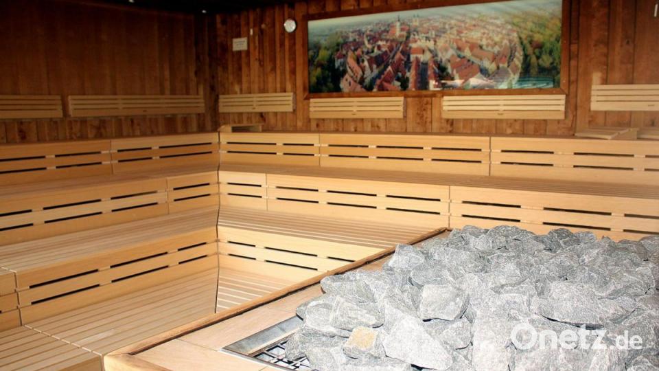 Die Regionalität zeigt sich auch in der Sauna: Besucher genießen einen herrlichen Blick auf Weiden. Bild: R. Kreuzer