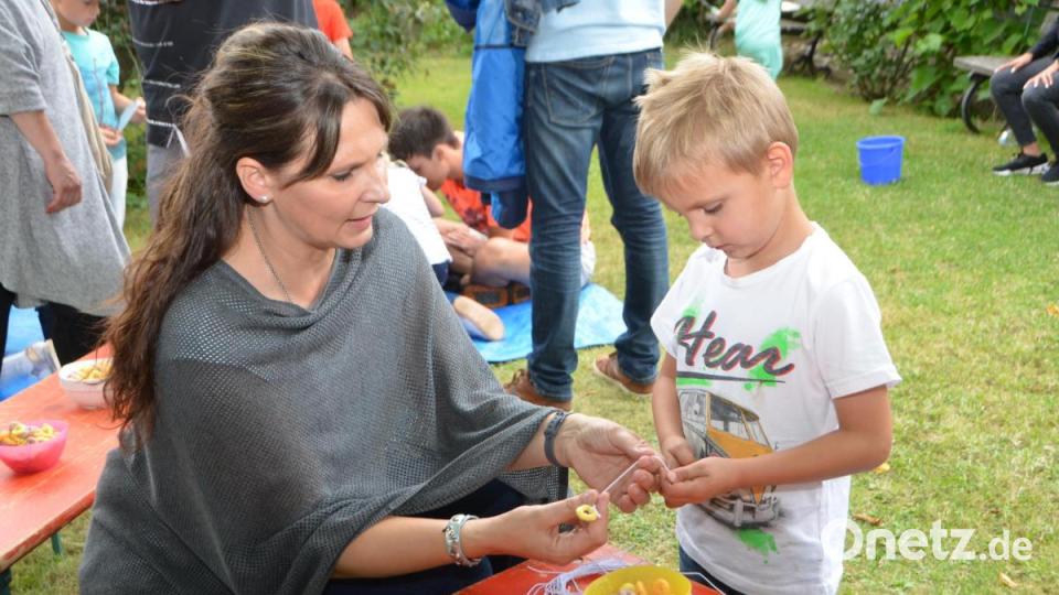 Ketten anfädeln ist auch eine Bastelei für Jung. Noch dazu wenn man die selbst entworfenen Kreationen später aufessen kann. Bild: dob