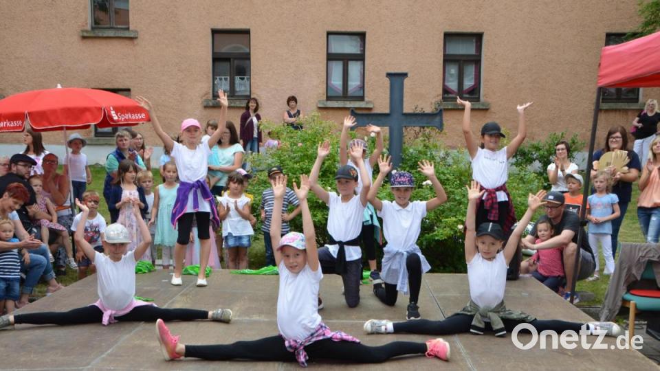 Auch die Hortkinder traten mit einer tollen Choreografie und einen Zumba auf und ließen wissen, dass sich die Teenager bereits anderen Meilensteinen der Musik widmen und entzückten mit absoluter Fitness. Bild: dob