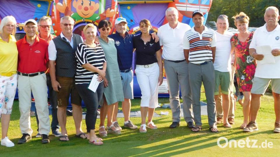 Gratulation an die Sieger des Sonntags-Turniers: Vizepräsident Reinhard Kämpf (Siebter von links) und Spielführer Reinhold Scharl (rechts) übergaben die Preise. Bild: lst