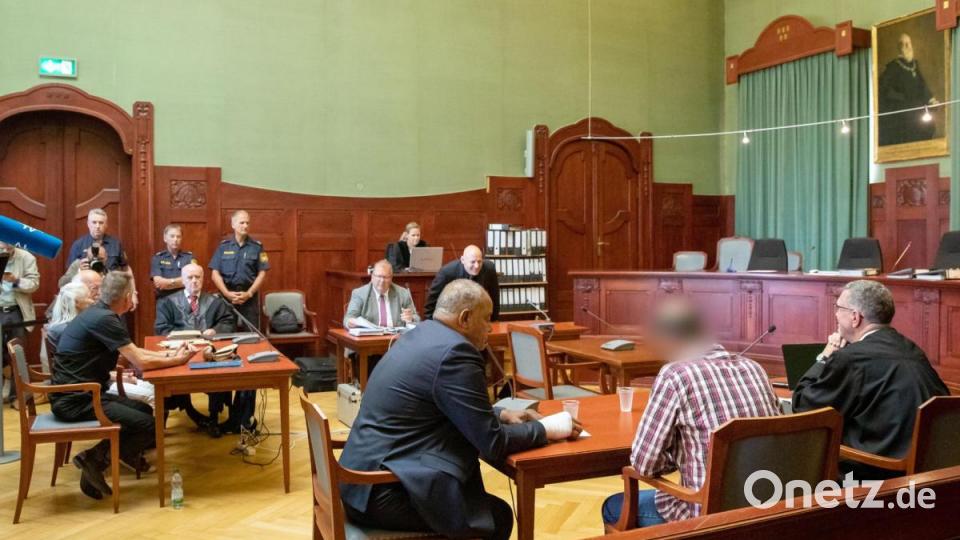 Ein wegen Mordes angeklagter Marokkaner (Zweiter von rechts) sitzt zu Prozessbeginn den Sitzungssaal im Landgericht Bayreuth. Links sitzen Andreas Lösche, Bruder des Opfers, der 28-jährigen ermordeten Tramperin Sophia, mit seinen Eltern. Bild: Daniel Karmann/dpa