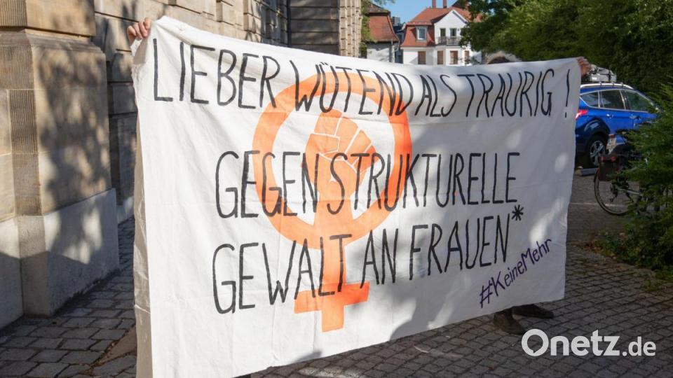 Aktivisten demonstrieren gegen Gewalt an Frauen vor dem Landgericht Bayreuth. In dem Gericht beginnt am Vormittag der Prozess gegen einen Lastwagenfahrer, der die 28-jährige Tramperin Sophia Lösche am 14. Juni 2018 auf ihrem Weg von Leipzig nach Nürnberg an der Autobahn 9 mitnahm und ermordet haben soll. Bild: Daniel Karmann/dpa