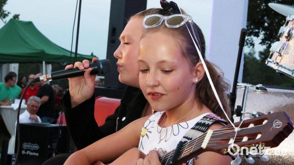 Die jungen GLC-Mitglieder Giorgia Maria Käfer (links) und Anna-Lena Moedel (rechts) präsentierten zwei ihrer Lieblingssongs. Bild: lst