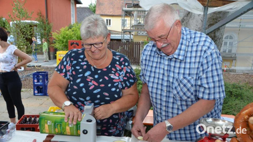 Käseschneiden bis zum Abwinken. Lydia und Rudolf Großmann waren ein eingespieltes Team am Käsetstand. Bild: dob