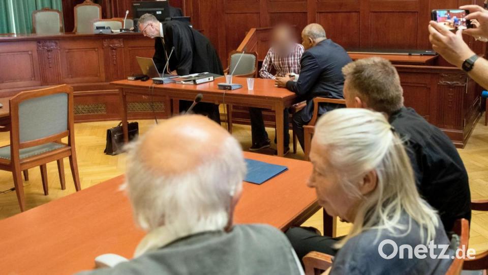 Der wegen Mordes angeklagte Marokkaner (hinten Mitte) sitzt zu Prozessbeginn den Sitzungssaal im Landgericht Bayreuth. Im Vordergrund sitzen Andreas Lösche (rechts), Bruder des Opfers, der 28-jährigen ermordeten Tramperin Sophia, mit seinen Eltern. Bild: Daniel Karmann/dpa