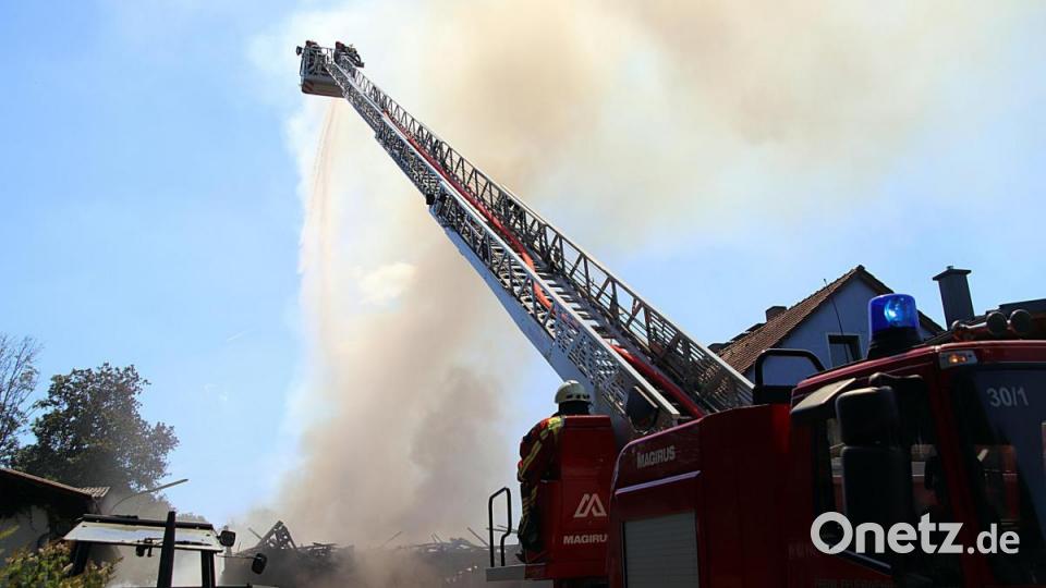 Die Drehleiter der Feuerwehr Kemnath im Einsatz. Bild: jma