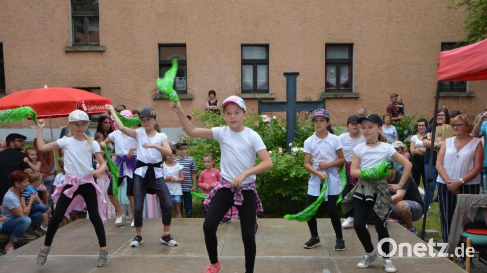 Auch die Hortkinder traten mit einer tollen Choreografie und einen Zumba auf und ließen wissen, dass sich die Teenager bereits anderen Meilensteinen der Musik widmen und entzückten mit absoluter Fitness. Bild: dob