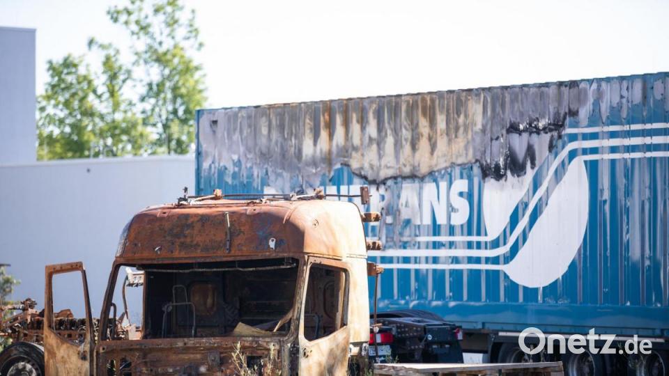 Der ausgebrannte Lkw, den der wegen Mordes angeklagte Marokkaner fuhr, steht am Rande des Prozesses auf dem Gelände des Polizeipräsidiums Oberfranken. Bild: Daniel Karmann/dpa