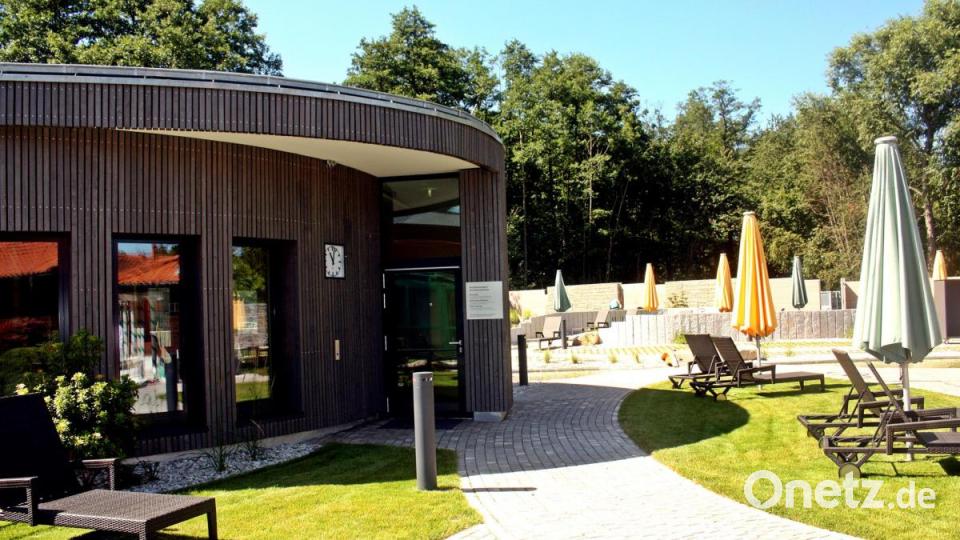 Der Saunagarten mit dem neuen "Schneckenhaus" ist auch geprägt von ovalen Formen. Bild: R. Kreuzer