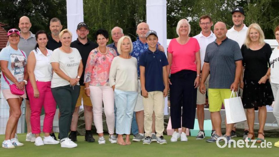 Die Siege des Freitags-Turniers mit Spielführer Reinhold Scharl (links) und GLC-Präsident Harald Thies (rechts). Bild: lst