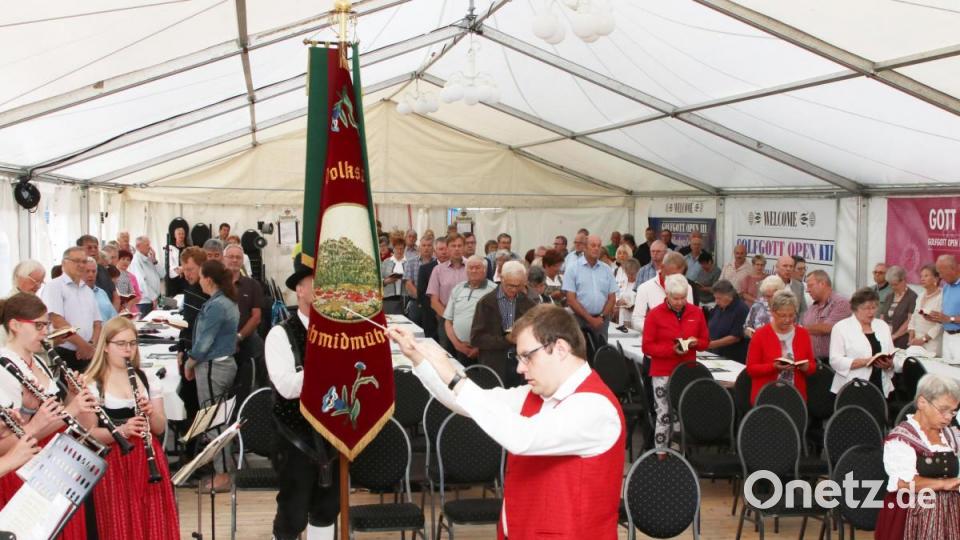 Kein Platz mehr frei im Festzelt beim Gottesdienst mit Pfarrer Werner Sulzer am Sonntag. Die Blaskapelle St. Ägidius lieferte die Musik dazu. Bild: lst