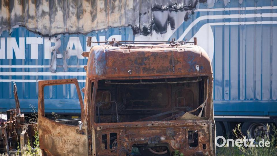 Der ausgebrannte Lkw, den der wegen Mordes angeklagte Marokkaner fuhr, steht am Rande des Prozesses auf dem Gelände des Polizeipräsidiums Oberfranken. Bild: Daniel Karmann/dpa