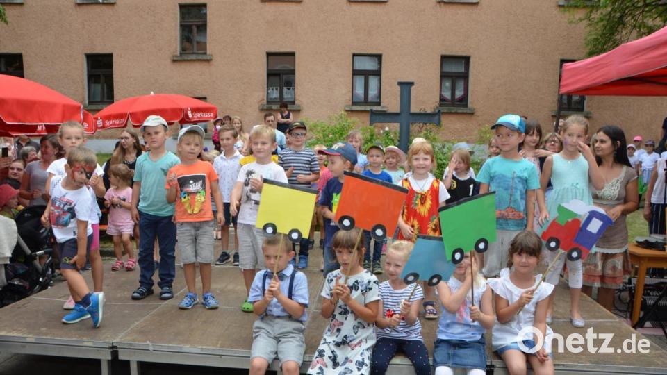 Mit „Tschu Tschu Wa alle Kinder fahren mit der Eisenbahn“ verschönten die Kindergartenkinder das Fest mit einem wunderbaren Sommer-Mitmach-Lied. „Kleine Räder, große Räder, hallo Schaffner, hier mein Fahrschein, hohe Berge, nichts für Zwerge, alle winken, dann ein Stopp und weiter geht’s.“ Bild: dob