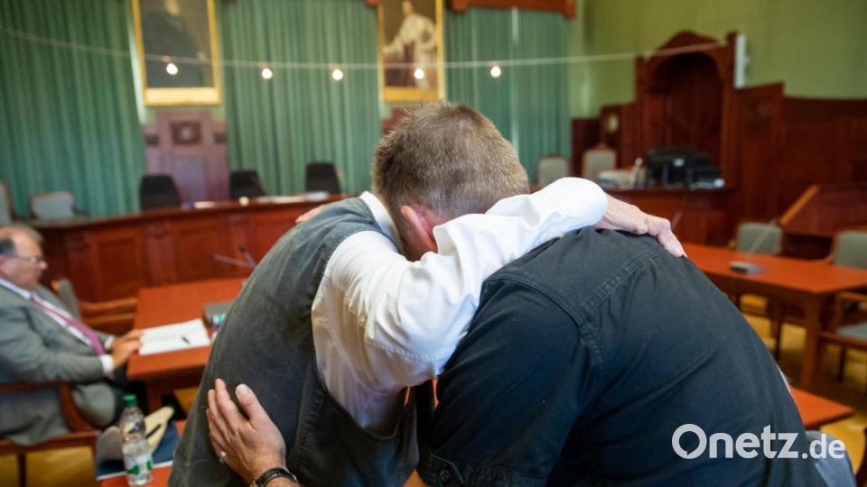 Andreas Lösche (rechts), Bruder der 28-jährigen ermordeten Tramperin Sophia, begrüßt seinen Vater im Landgericht Bayreuth zum Prozessbeginn gegen den mutmaßlichen Mörder. Bild: Daniel Karmann/dpa