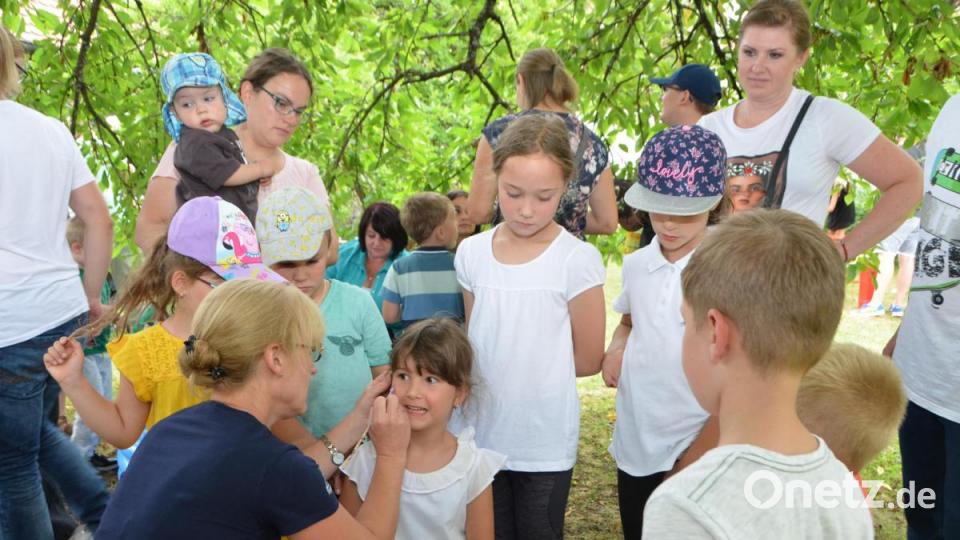 Dicht umlagert war der Schminkstand. Viele bezaubernde Wesen tummelten sich später herum. Bild: dob