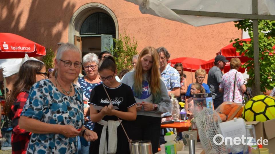 Ulrike Kießling (links) betreute den Tombolastand, hinter dem sich eine lange Schlange an Gewinnkandidaten aufreihte. Bild: dob