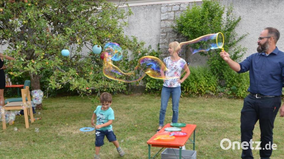 Viele hatten auch Spaß mit Diakon Fabian Endruweit (rechts) Riesenseifenblasen in den Himmel steigen zu lassen. Bild: dob