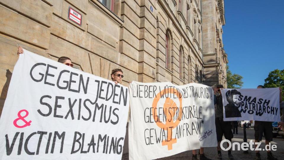 Aktivisten demonstrieren gegen Sexismus und Gewalt an Frauen vor dem Landgericht Bayreuth. Bild: Daniel Karmann/dpa