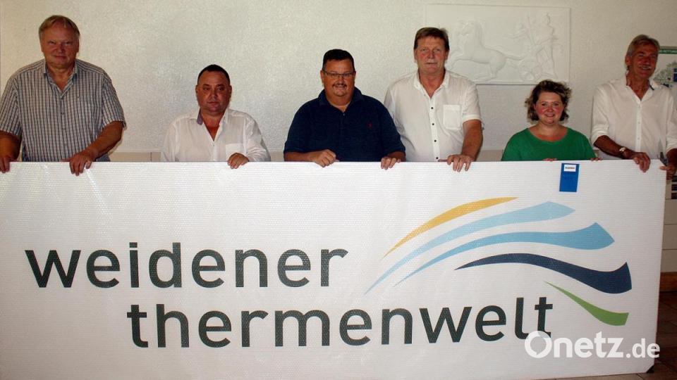 Die Weidener Thermenwelt hat nun auch ein neues Logo. Das präsentieren (von links) Johann Riedl, Klaus Kunz, Jürgen Lehner, Rainer Heinold und Jochen Kuhlemann (rechts) Bild: R. Kreuzer
