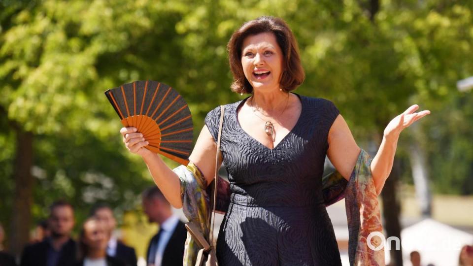 Ilse Aigner (CSU), Präsidentin des Bayerischen Landtags, kommt zum Beginn der Bayreuther Festspiele 2019 und hält einen Fächer gegen die Hitze. Bild: Tobias Hase/dpa