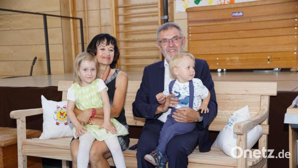 Probesitzen auf der Ruhebank des Elternbeirats. Lucia Etterer genießt sie schon einmal mit Ehemann Josef, dem Kastler Bürgermeister, und zwei Enkelkindern. Bild: bkr