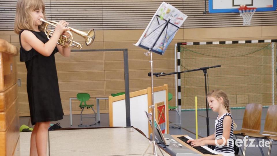 Magdalena Scherm begrüßt mit dem Trompetensolo „Muss i denn“ die Gäste. Am Keyboard wird sie von Julia Stauter begleitet. Bild: bkr