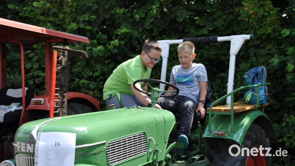 Wie fährt man einen Traktor? Zumindest "Trockenübungen" sind möglich. Bild: ak