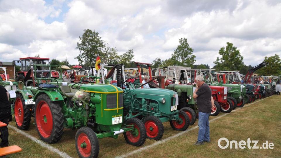 In Reih' und Glied stehen die Zugmaschinen auf dem Festgelände. Bild: ak