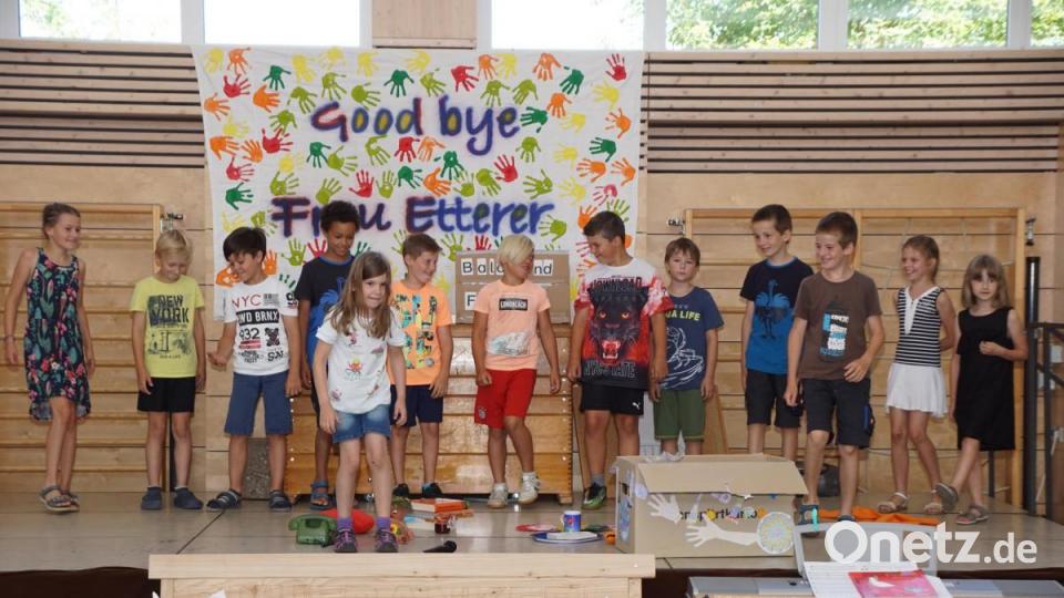 Im Büro von Lucia Etterer räumt die Klasse 3a auf und packt die Erinnerung an die zurückliegenden Jahre ein. Bild: bkr